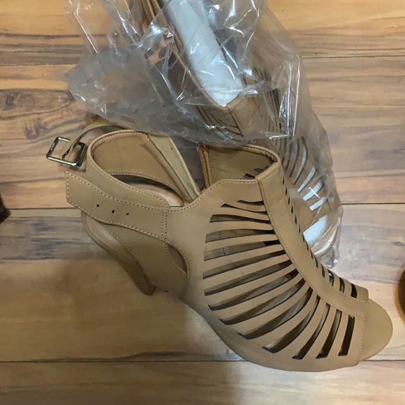 Tan Sandle ankle hi heels - Picture 2 of 2